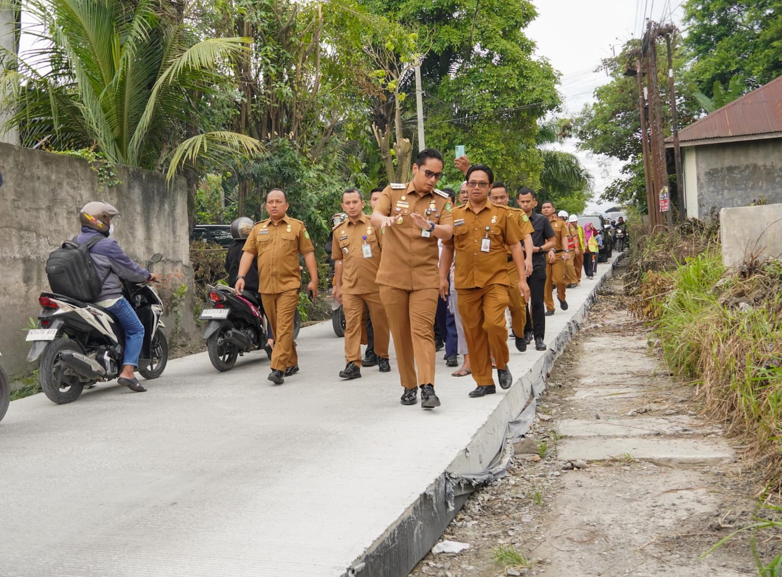 Tinjau Hasil Pembetonan Jalan Pantai Harapan, Rico Waas Minta Bahu dan Badan Jalan Dilandaikan dan Pemasangan Lampu Jalan