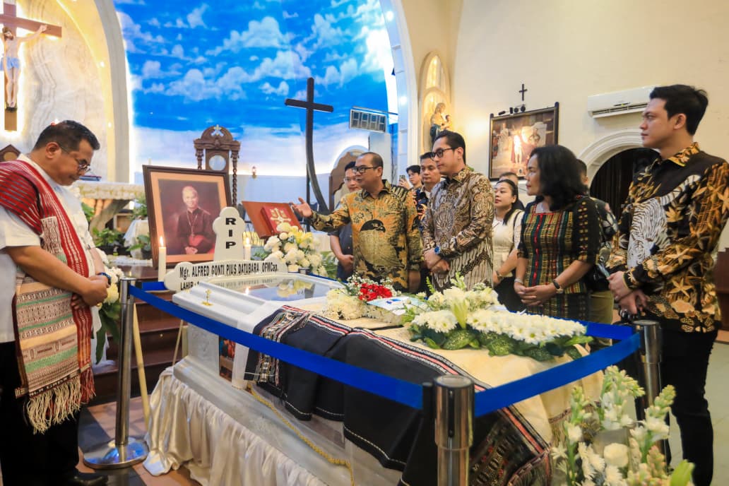 Rico Waas Hadiri Misa Requiem, Ungkapkan Bela Sungkawa atas Wafatnya Uskup Emeritus Monsignor Alfred Gonti Pius Datubara