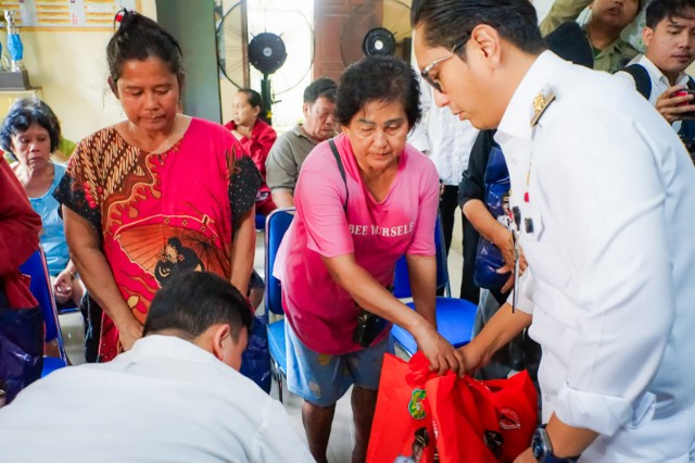 Rico Waas Serahkan Bantuan Kepada Korban Kebakaran Asia Mega Mas, Tangis Haru Pecah di Kantor Lurah Sukaramai II