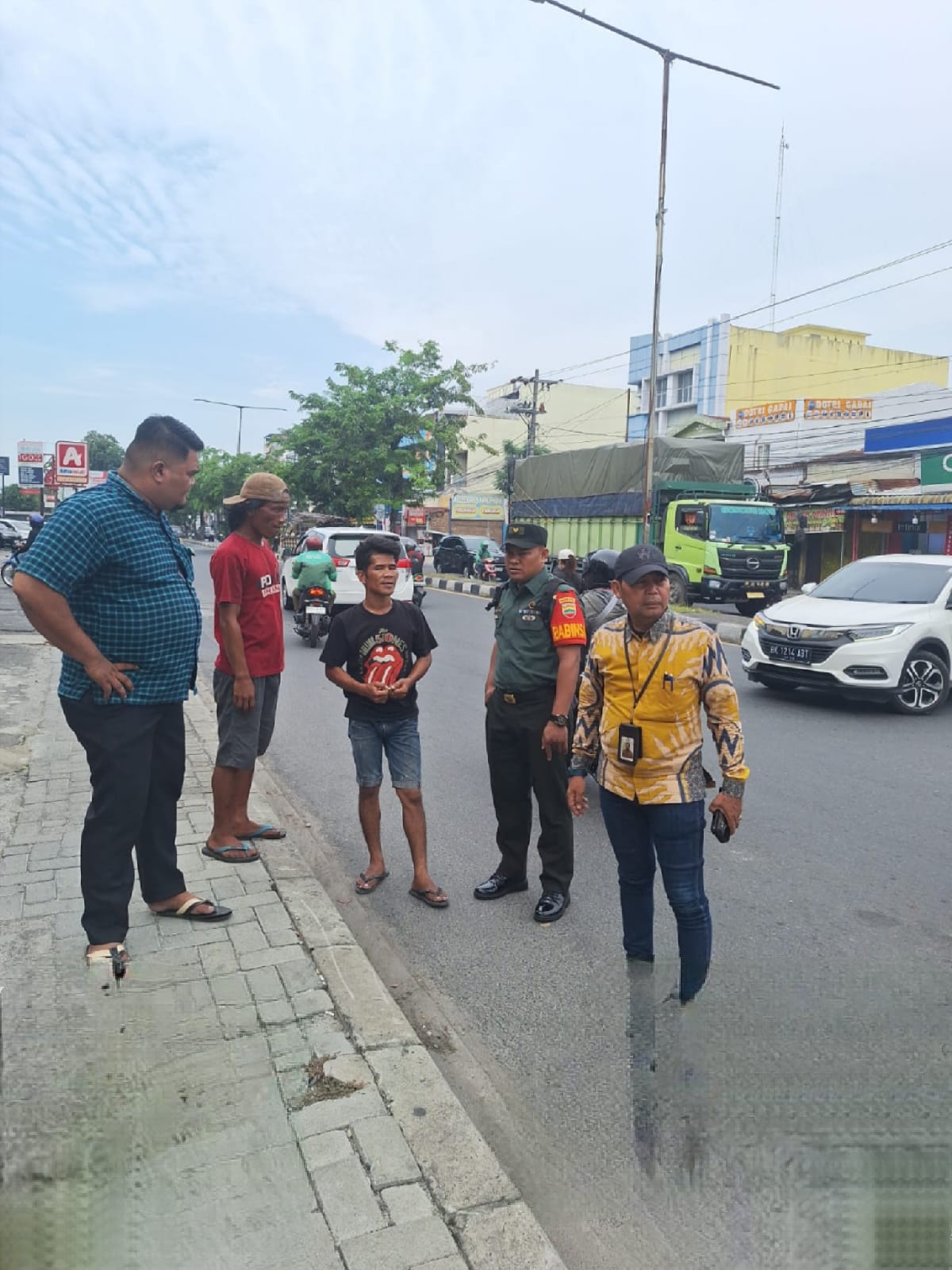 Tertibkan 'Pak Ogah', Camat Medan Tembung Bawa 6 Orang ke Polsek untuk Dibina