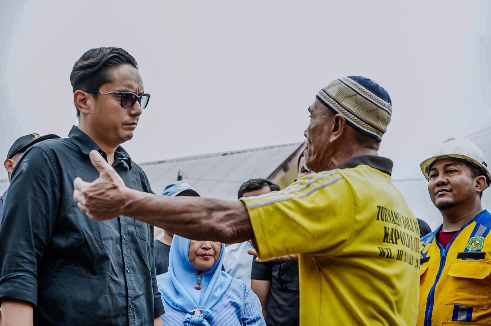 Rico Waas Tinjau Pembersihan SDN 060907 yang Terendam Banjir Semeter Lebih