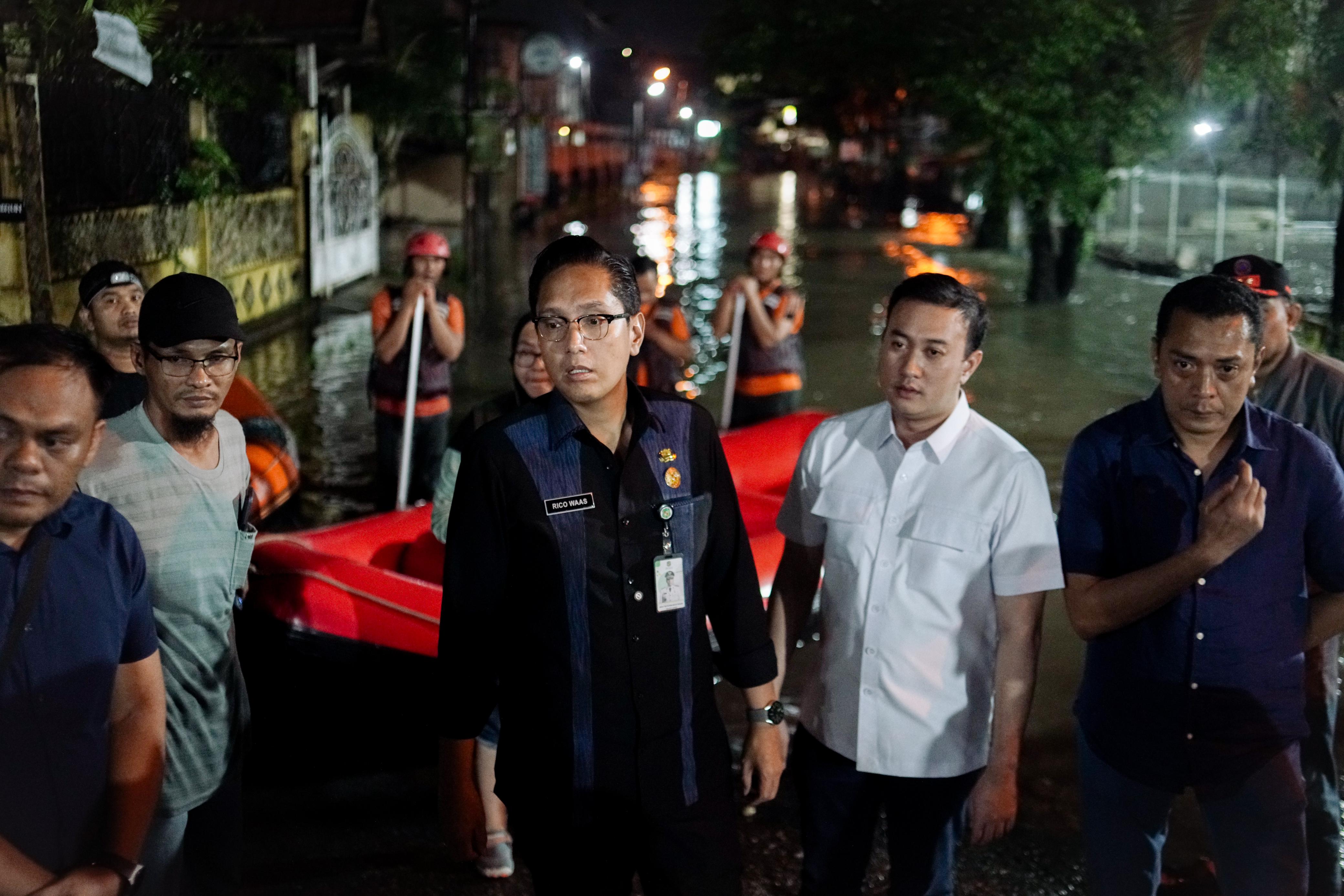 Tanggapi Keluhan Warga, Rico Waas Turun Langsung Tinjau Banjir di Jalan Eka Rasmi dan Eka Warni